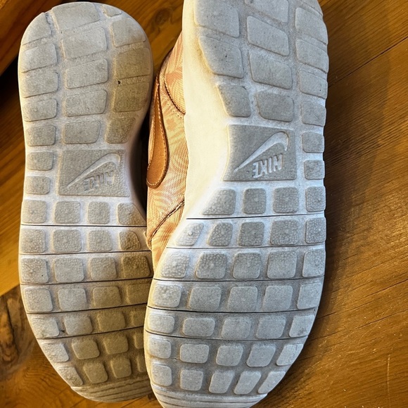 NIKE Pink Patterned Sneakers - Picture 5 of 5